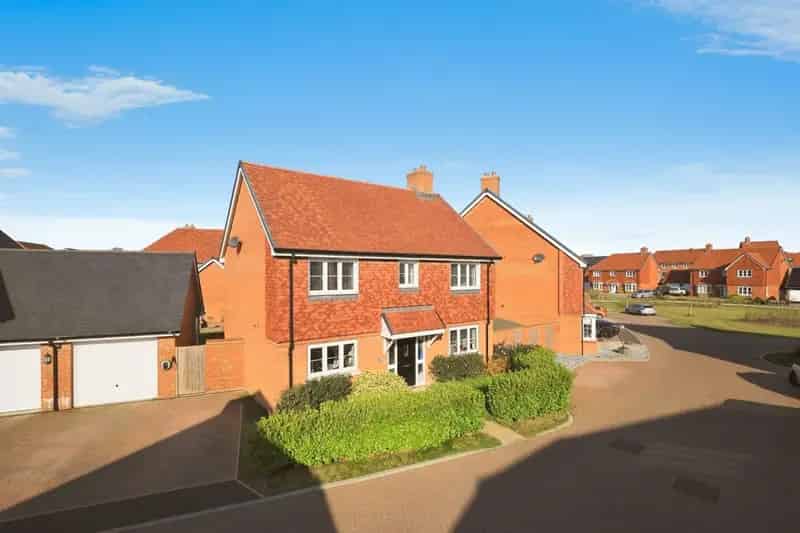 Four Bedroom Detached House Honeysuckle Avenue