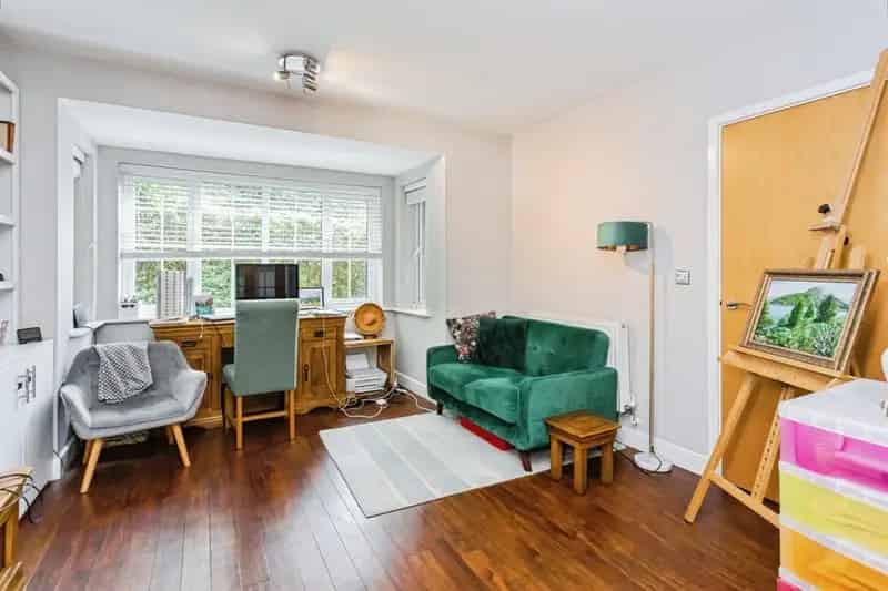 Spacious 4-Bedroom Detached House with Large Garden and Driveway Parking