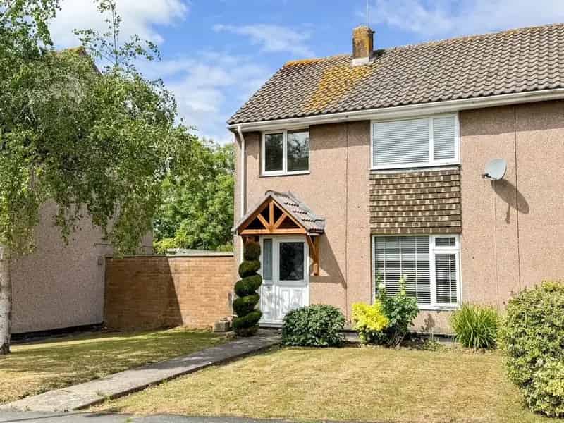 3 Bedroom Semi-Detached House For Sale No Onward Chain