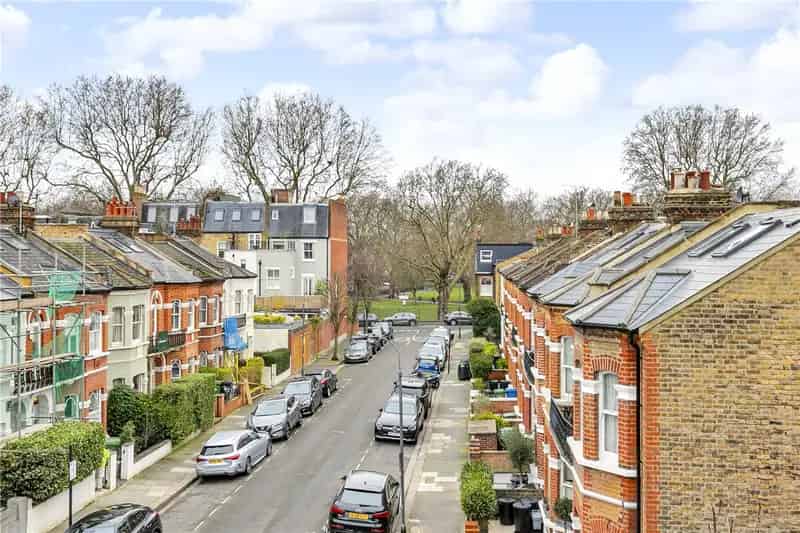 3 Bedroom Duplex Flat near Eel Brook Common London
