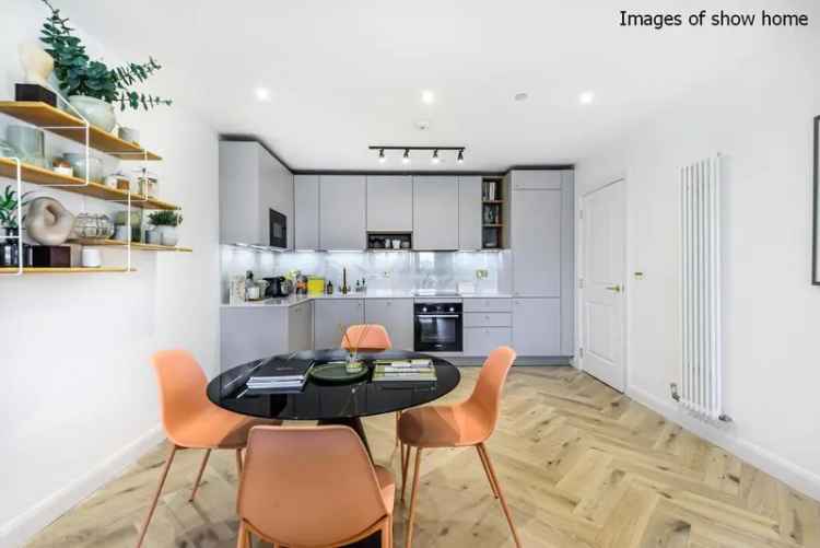 Flat For Sale in London, England