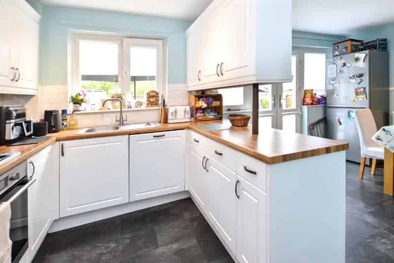 3 Bedroom Terraced House Near Amenities and Schools