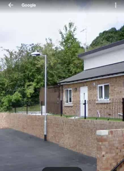 2 Bedroom Bungalow with Walk in Shower and Parking