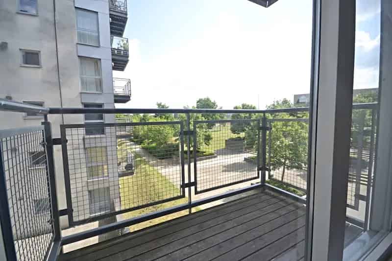 Two Bedroom Apartment with Balcony and Parking in Three Bridges