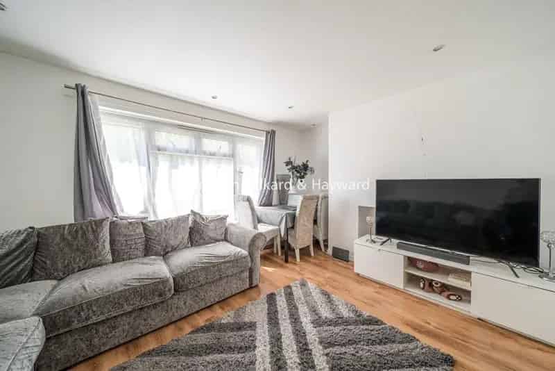 Spacious Two-Bedroom Flat with Private Entrance