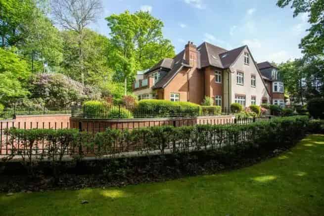 2 Bedroom Apartment to Rent Gated Courtyard Parking Ensuite