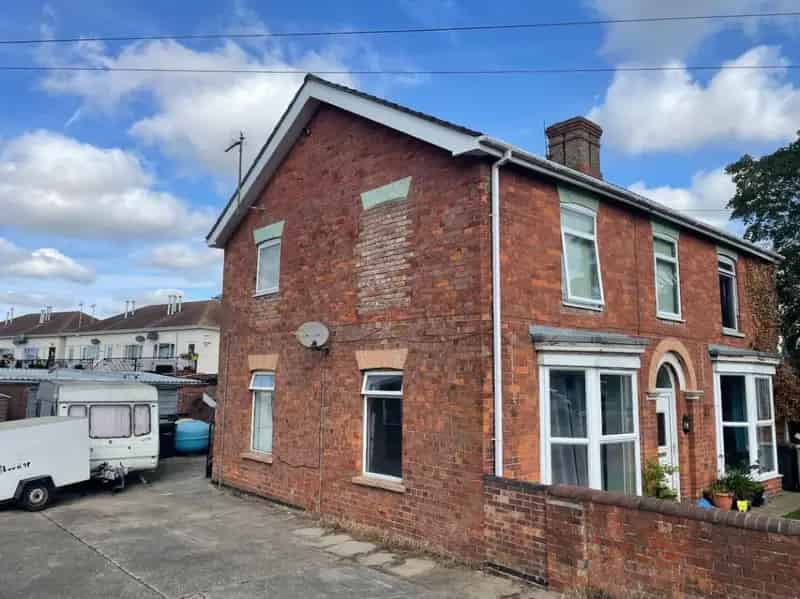 2 Bed First Floor Apartment For Sale Near Town Centre And Beach