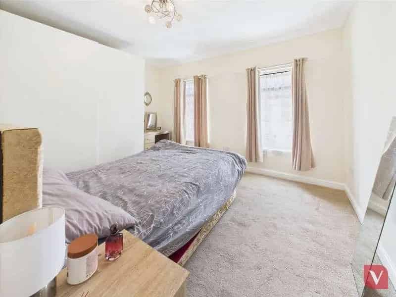 4 Bed End Terrace House Luton