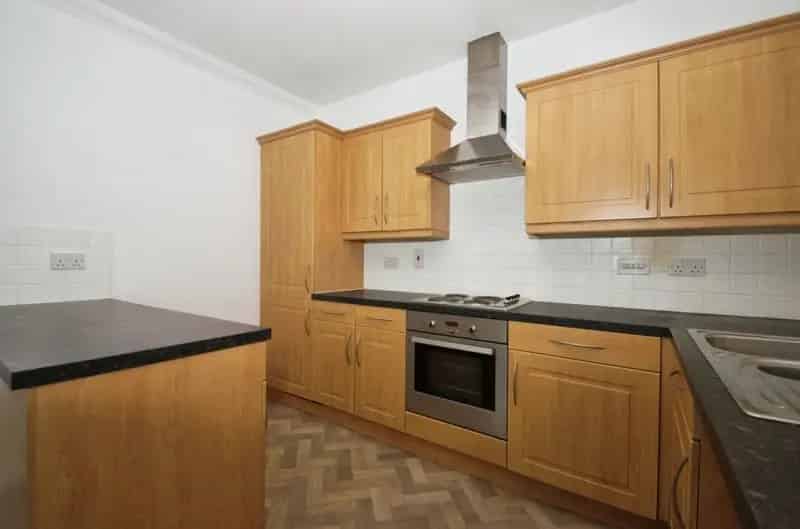 2 Bedroom Top Floor Apartment Bridgend