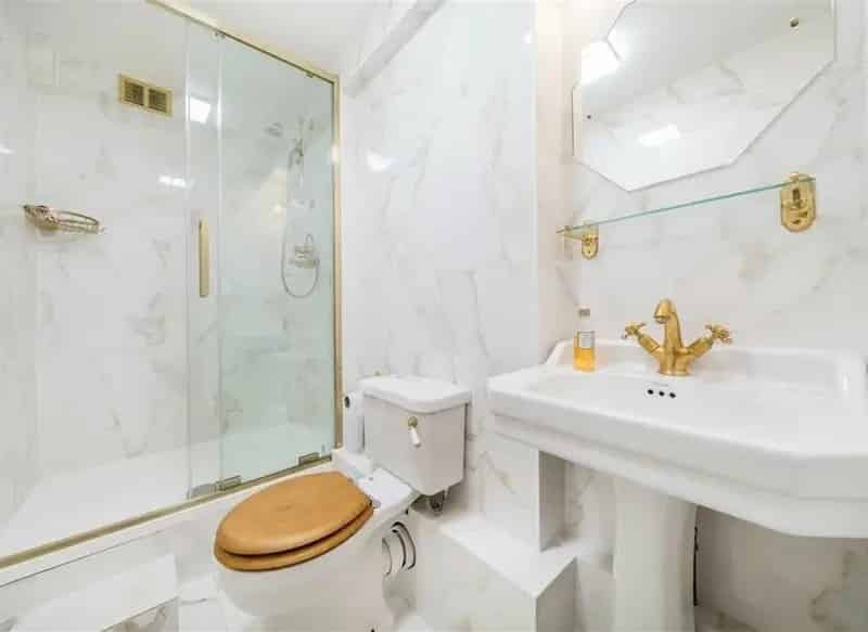 Spacious 2-Bedroom Apartment with Balcony and Communal Gardens