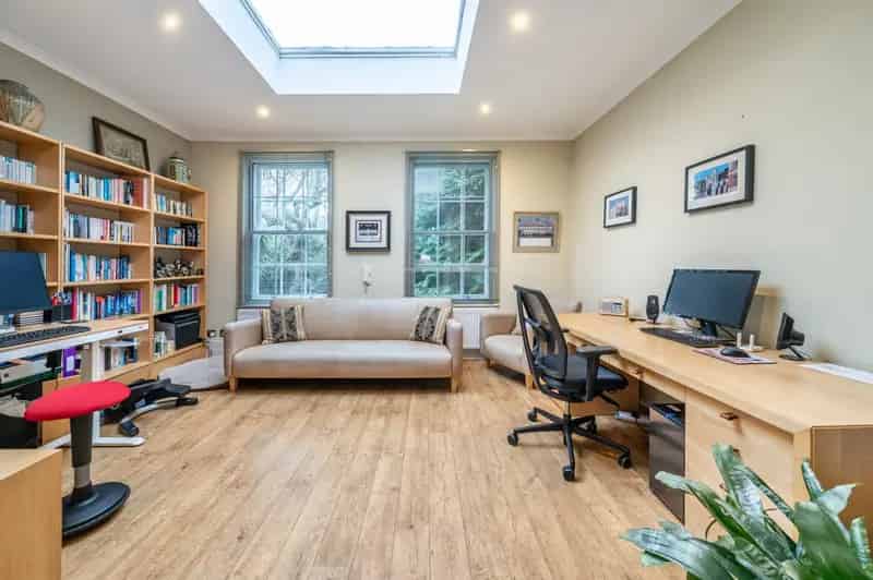 5 Bedroom Detached House for Sale in Stockwell Park
