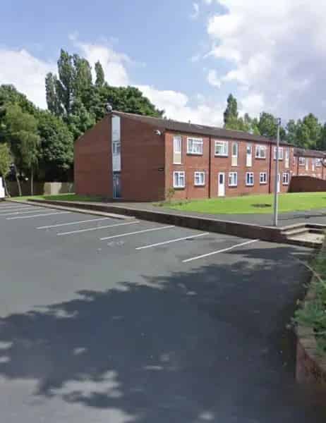 2 Bedroom Flat 1st Floor Ample Storage Parking