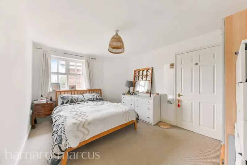 Modern Two-Bedroom Flat in Tooting Bec with Balcony and Parking