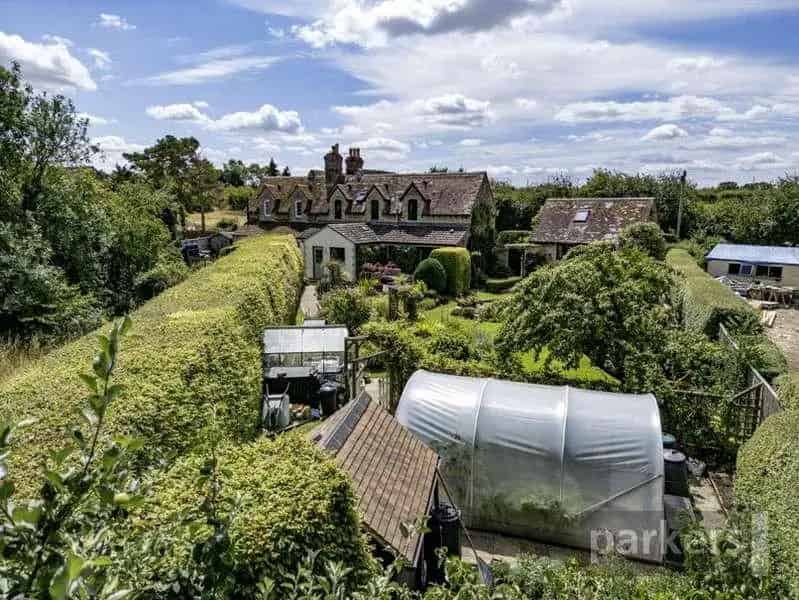 3 Bed Cottage For Sale - Gardener's Delight