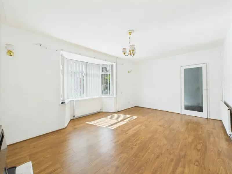 3 Bed Freehold House - Great Family Home Potential