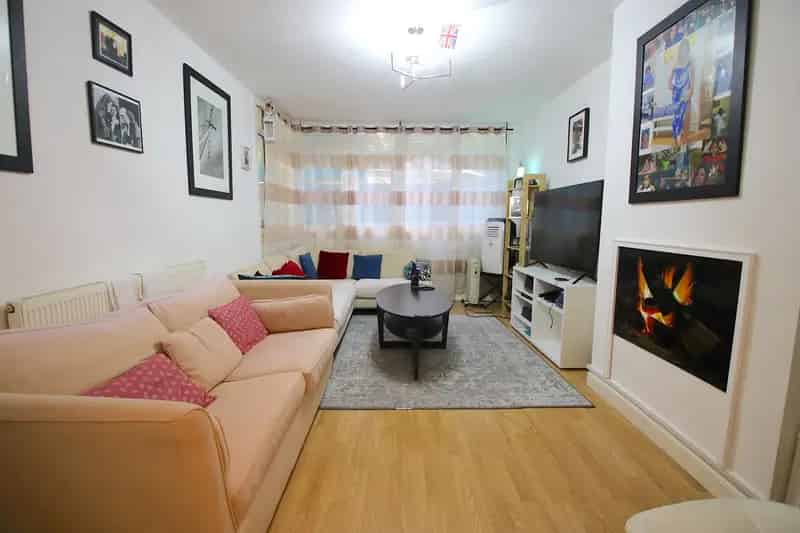 3 Bedroom Flat House to Rent Near Tower Bridge