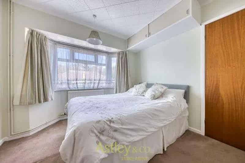 2 Bed Semi Detached Chalet Bungalow South Facing Garden