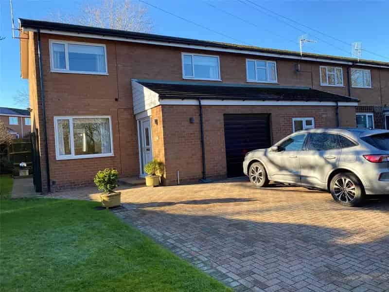 Spacious 3-Bedroom House in Knutsford - Family Home