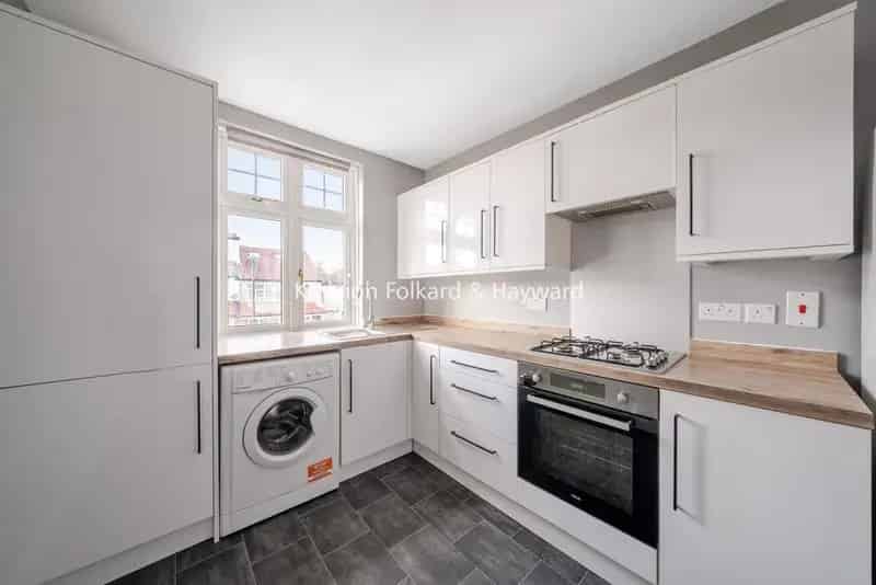 One Bedroom Maisonette Raynes Park Driveway Parking Available Now