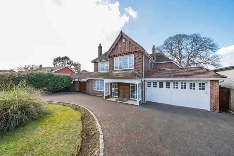 4 Bedroom Detached House for Sale in Purley