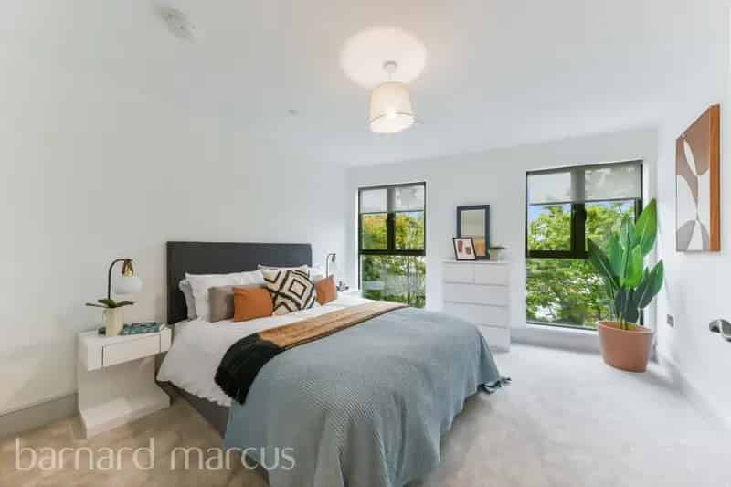 Flat For Sale , Long Wall, London, England