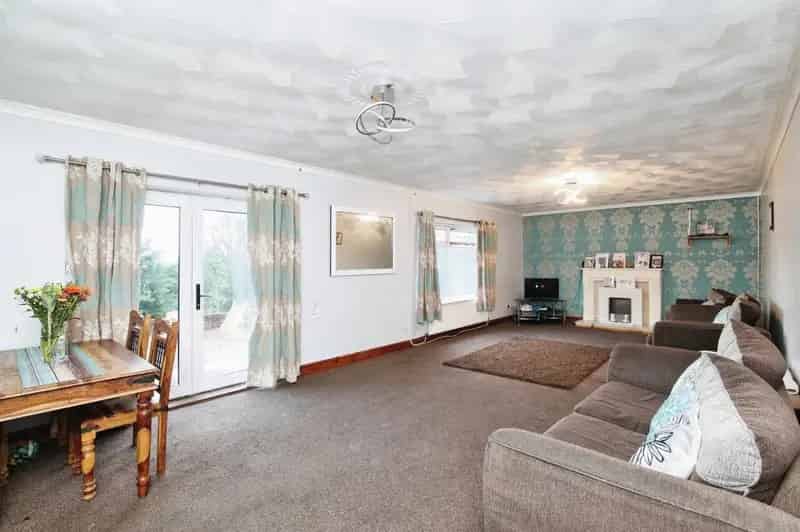 5 Bedroom Detached Bungalow with Acre Plot and Outbuilding