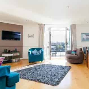 2 Bedroom River View Apartment in London City Centre