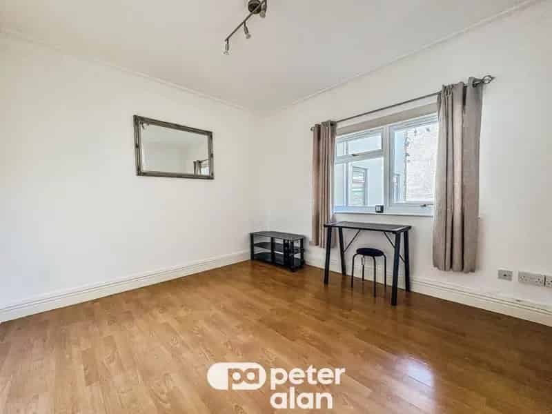 1 Bedroom Studio Flat Whitchurch Available Now
