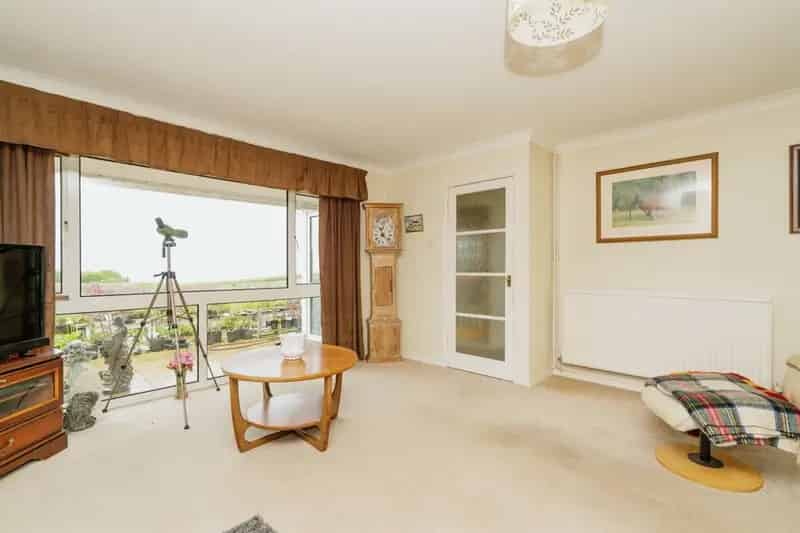 4 Bed Sea View House Near Beach and Amenities