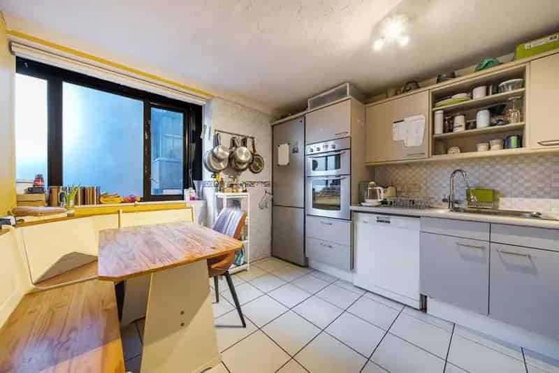 4-Bedroom Apartment in Earl's Court SW5
