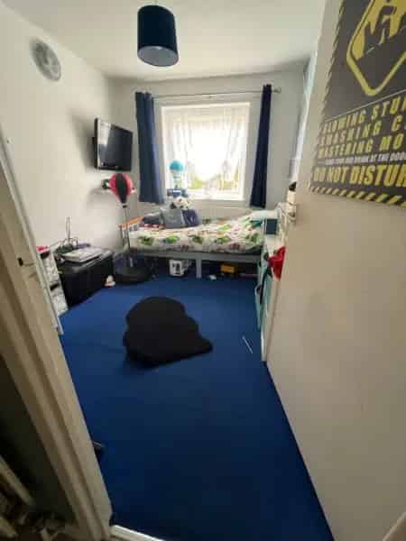 Lovely 2 Bed First Floor Flat with Modern Amenities