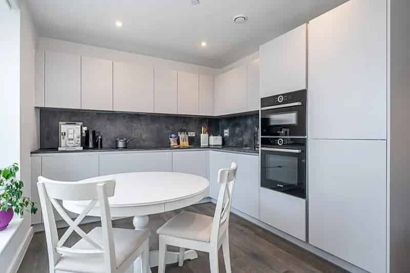 2 Bedroom Flat for Sale in Acton Gardens - Top Floor Apartment