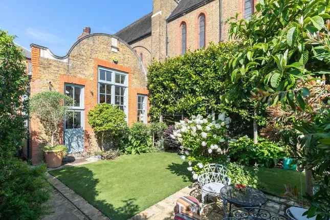 Detached House for Sale in Battersea SW11