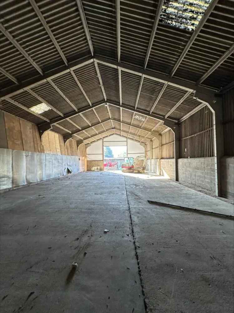 3300 sq ft Warehouse to Let Near Hastingwood