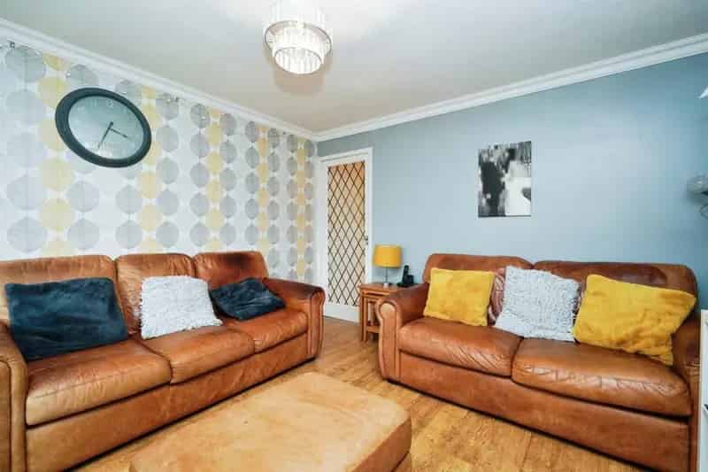 Beautifully Maintained 4-Bedroom Detached House with Garden and Parking