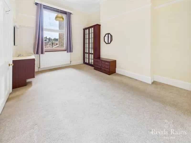 2 Bedroom Flat for Sale Scarborough Sea Views