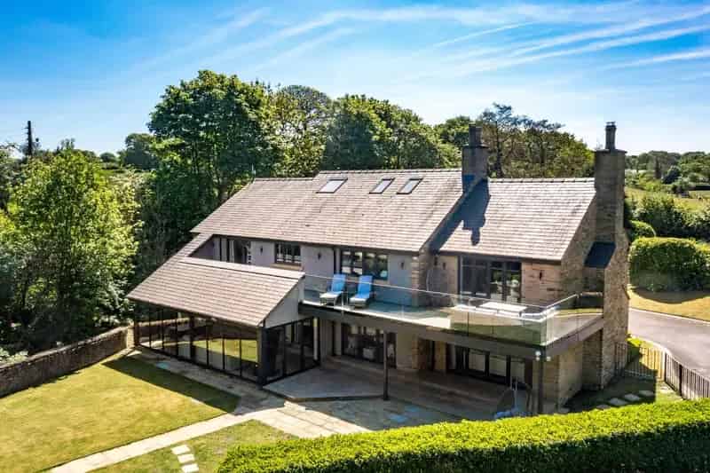 Luxury 4-Bed Detached House with Home Cinema and Gym