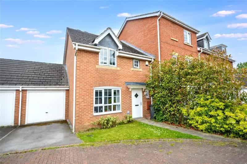 3 Bed 2 Bath Terrace House Near M62 M1 Motorways