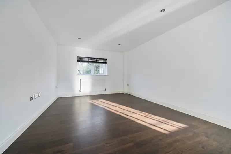 2 Bed 2 Bath First Floor Apartment Near Enfield Chase Station