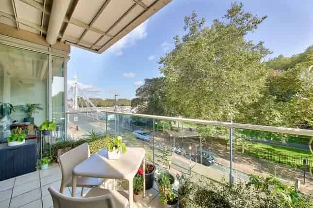 Flat for sale in Albert Bridge Road SW11
