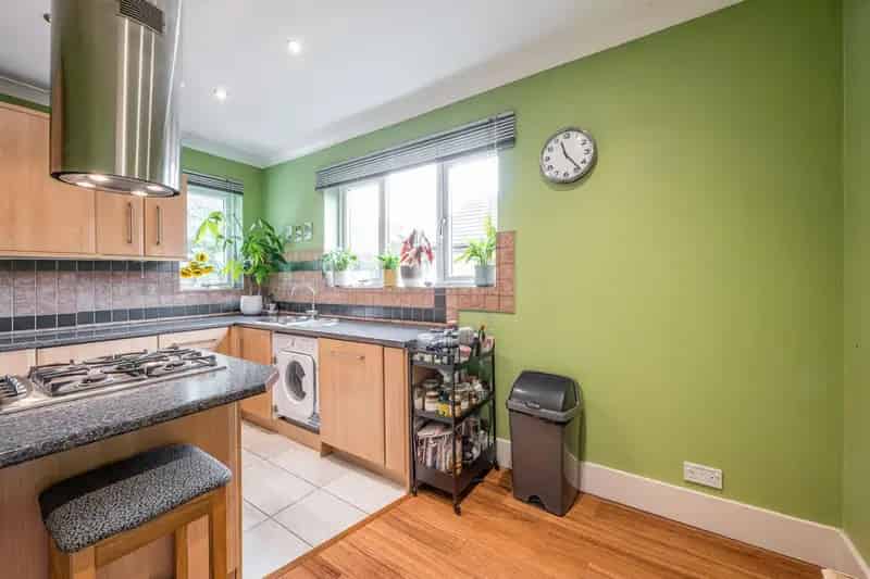 2 Bedroom Flat For Sale Modern Spacious Garden Ample Parking