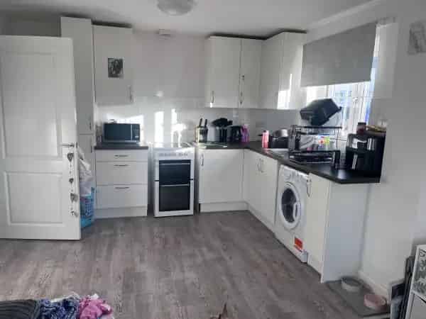 Large 2 Bed Ground Floor Flat with Private Parking and Garden
