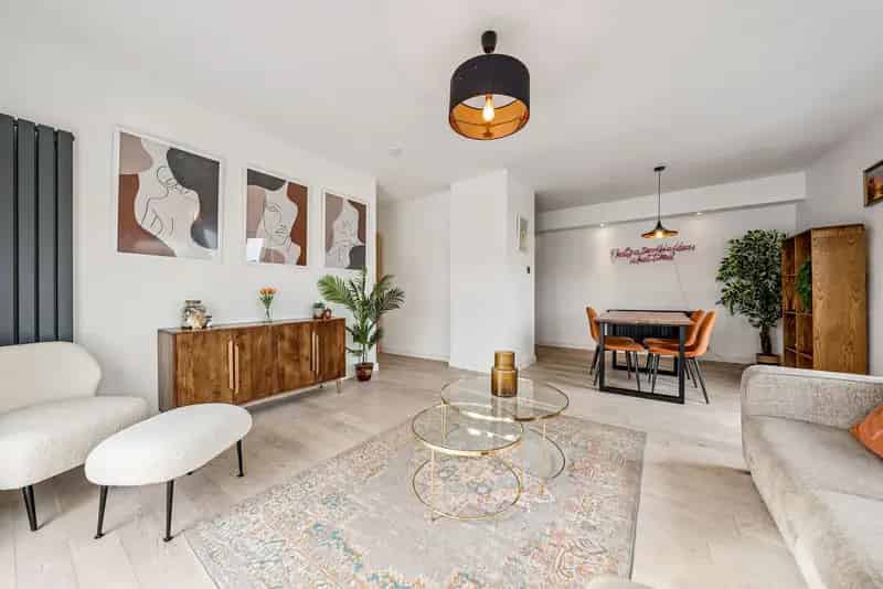 2-Bed Apartment Near Glasgow City Centre with Parking and Balcony
