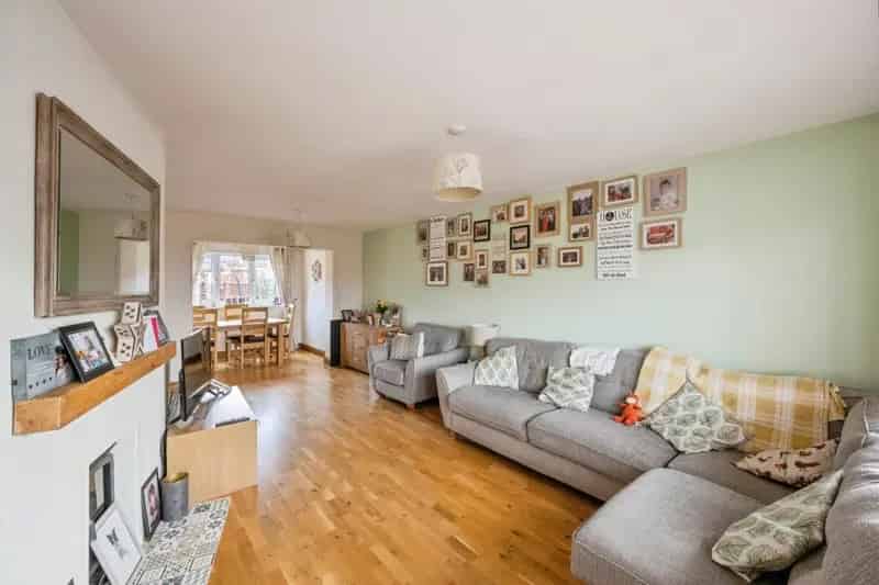 5 Bedroom House with Garage and Garden