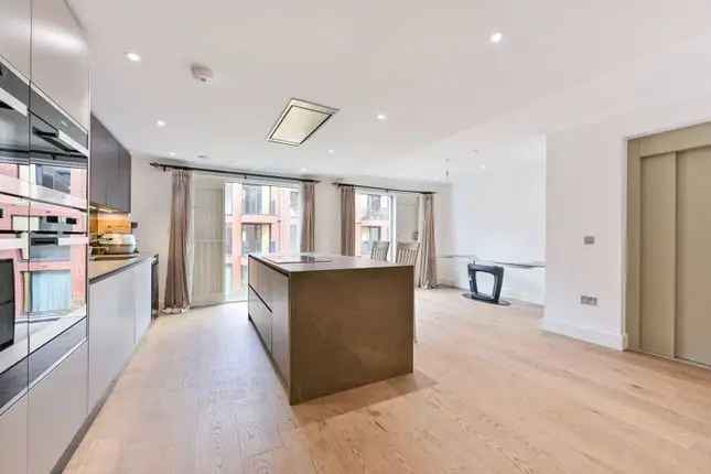 4 Bedroom Family Home in Fulham SW6 - River Views, Modern Kitchen, Private Garden