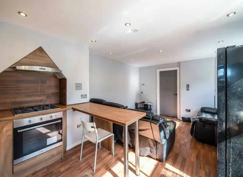 3 Double Bedroom Flat in Clapham Old Town Mansion Block