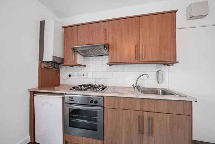 Spacious Studio Flat with Private Kitchen and Bathroom - Bills Included