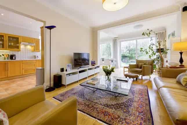 5 Bedroom Semi-Detached House for Sale in Golders Green NW11