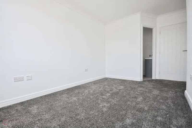 2 Bed House for Sale with Private Entrance and Parking