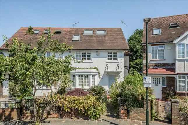 Detached House for Sale in Barnes London SW13